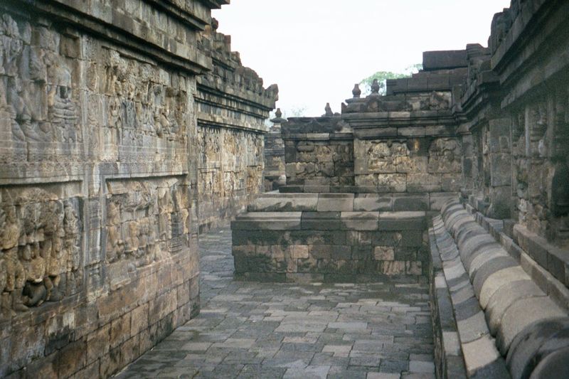 Rather than create long corridors, the paths around the terraces follow a zigzag layout. Pilgrims, who knew the stories the way we know movi
