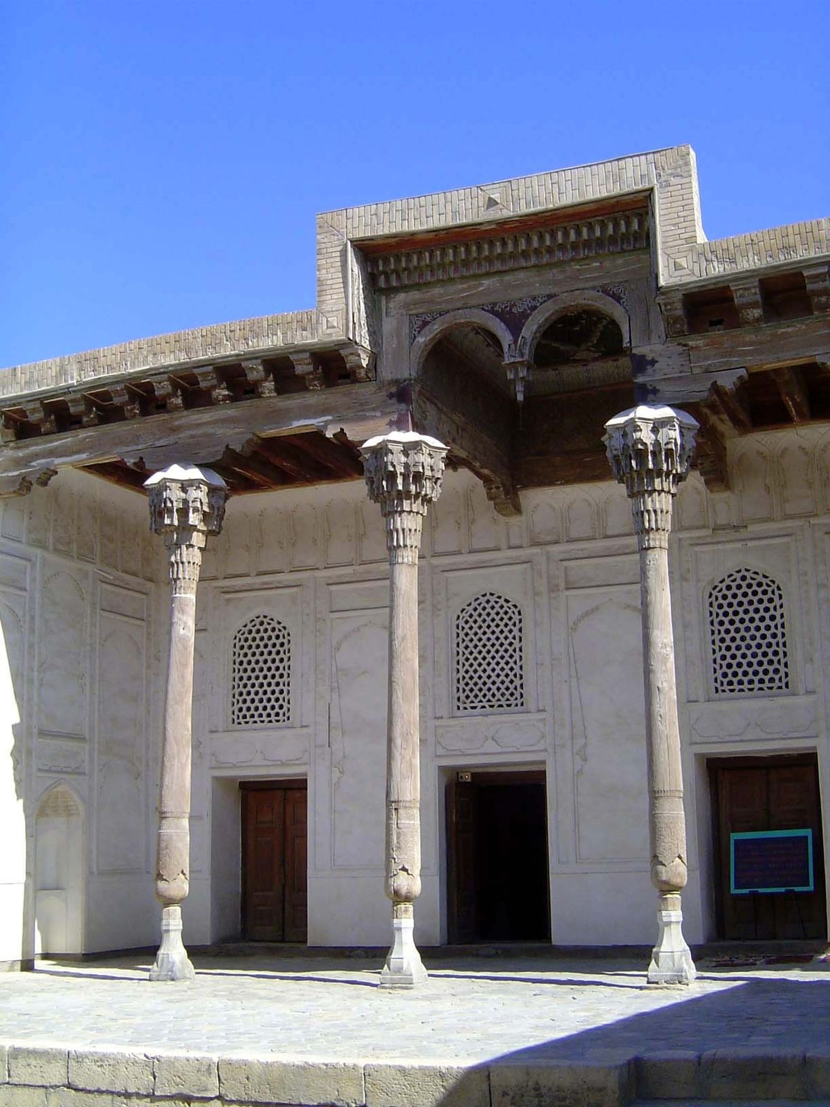 Inside the citadel and near the entrance there's a classic guzar or flat-roofed mosque.