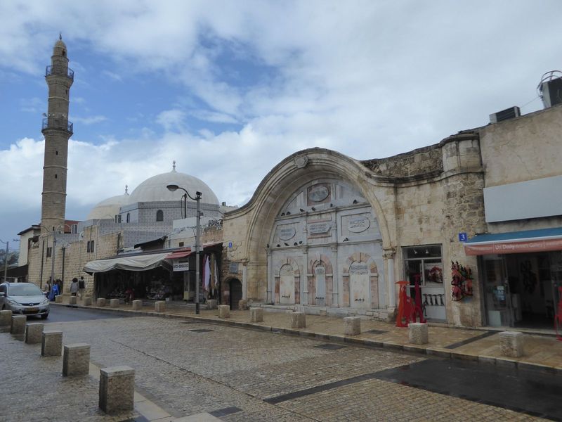 Once through the gap, and before we start to climb, there's an old bathhouse and mosque. Its curve is perhaps the nicest in town.
