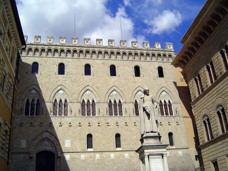 The Piazza Salimbeni, framed by the Tantucci, Salimbeni, and Spannocchi palaces. The statue is of Sallustio Bandini, founder of the Monte de
