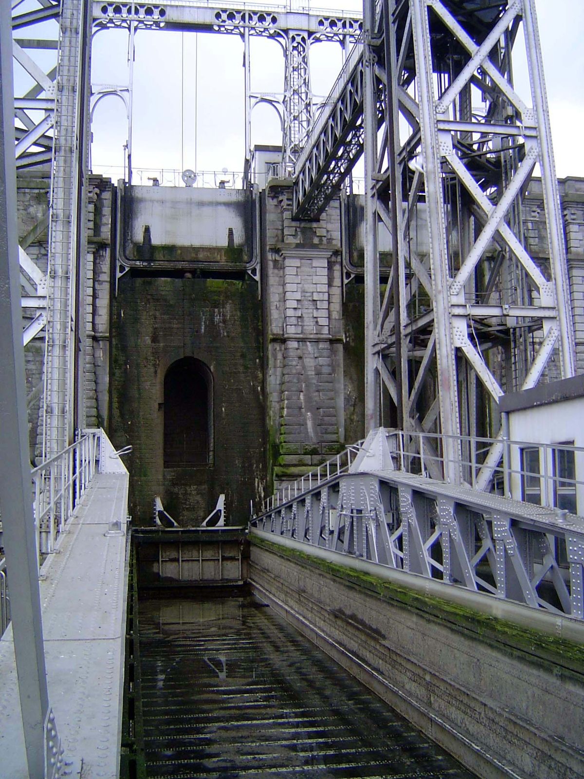 The lift consists of a pair of hydraulically linked caissons, one usually rising while the other falls. "Usually" because, at this moment bo