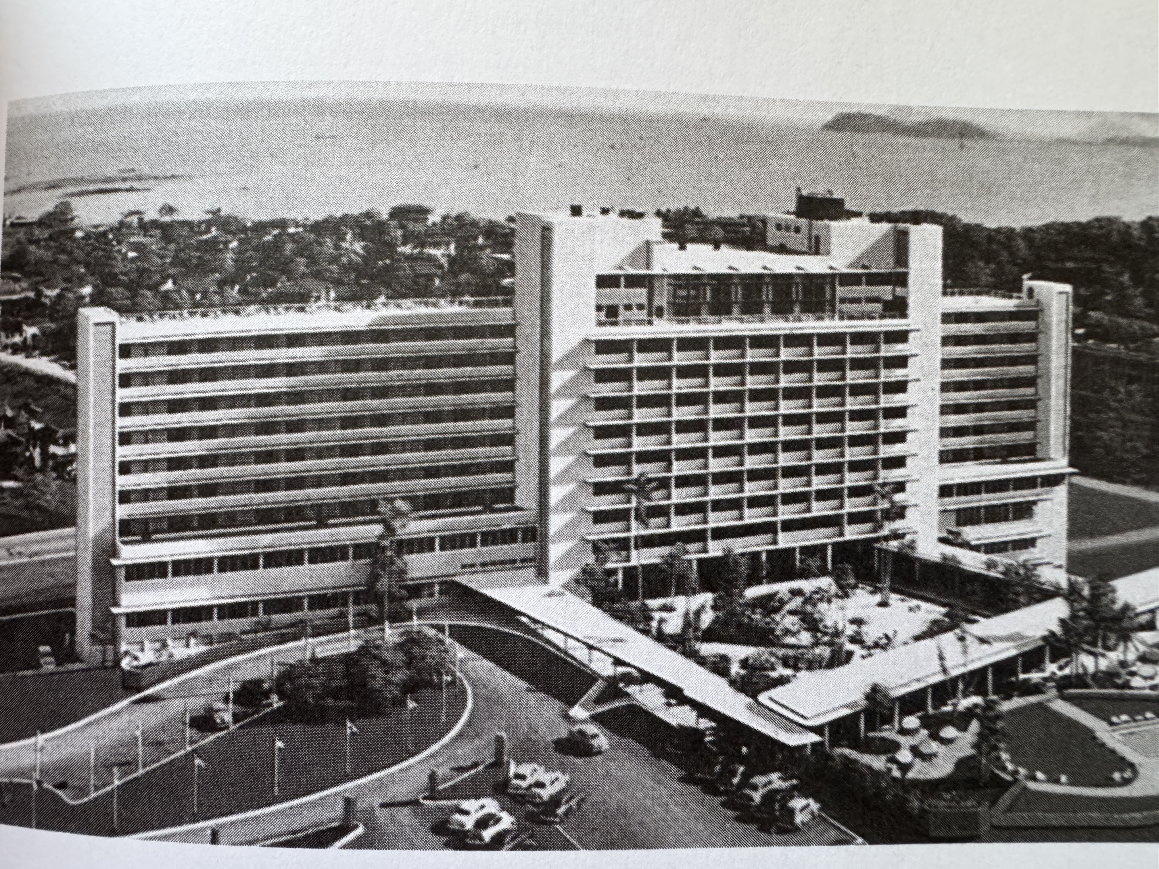 Here's the hotel a few years later, as the land between the hotel and the sea turned residential. Mary Anne Hunting, Edward Durell Stone, Am