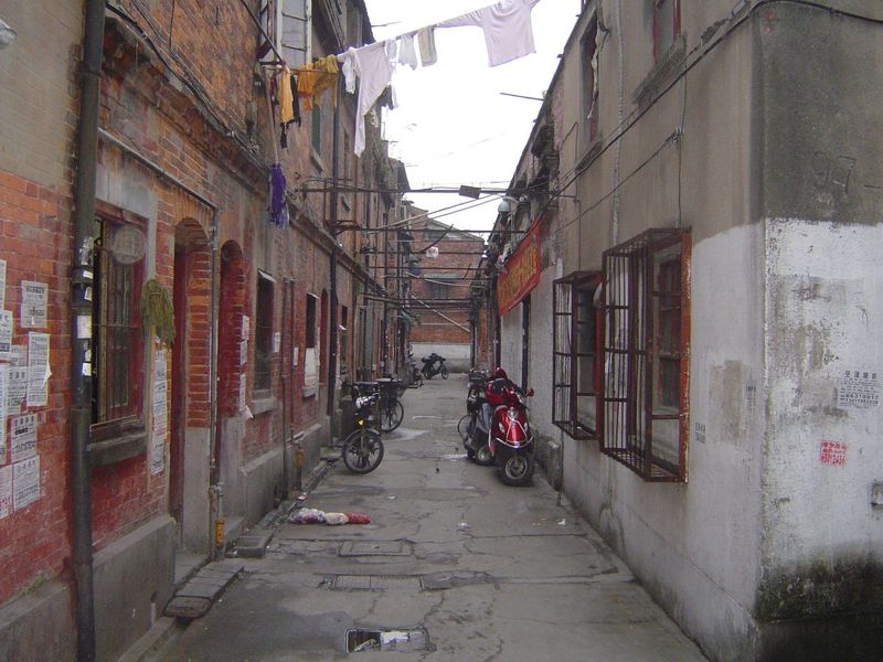By accident, we've landed in a neighborhood just south of Hong Kong Plaza. It's laid out in massive blocks penetrated by a rectangular netwo