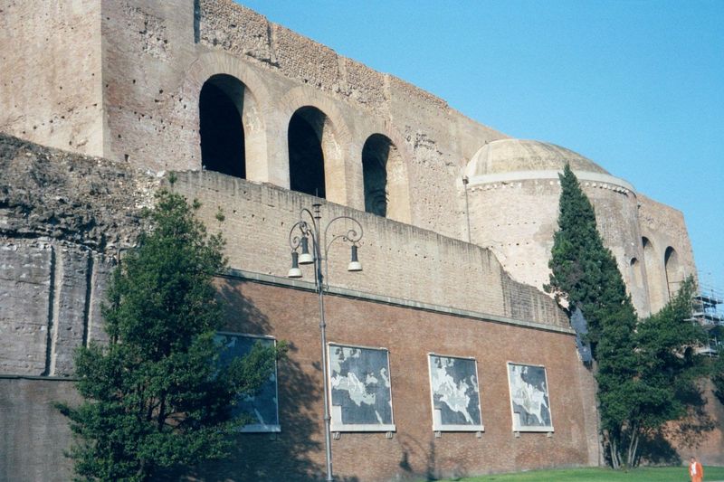 The same building seen from the north side, along the Via dei Fori Imperiali. The maps, showing the Roman Empire at four dates, are from pro
