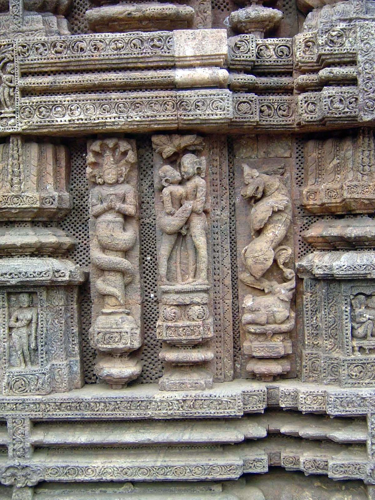 Another leogryph on the right; on the left, a pious nagni or female naga with a human head, snake body, and hooded cobras behind. In the cen