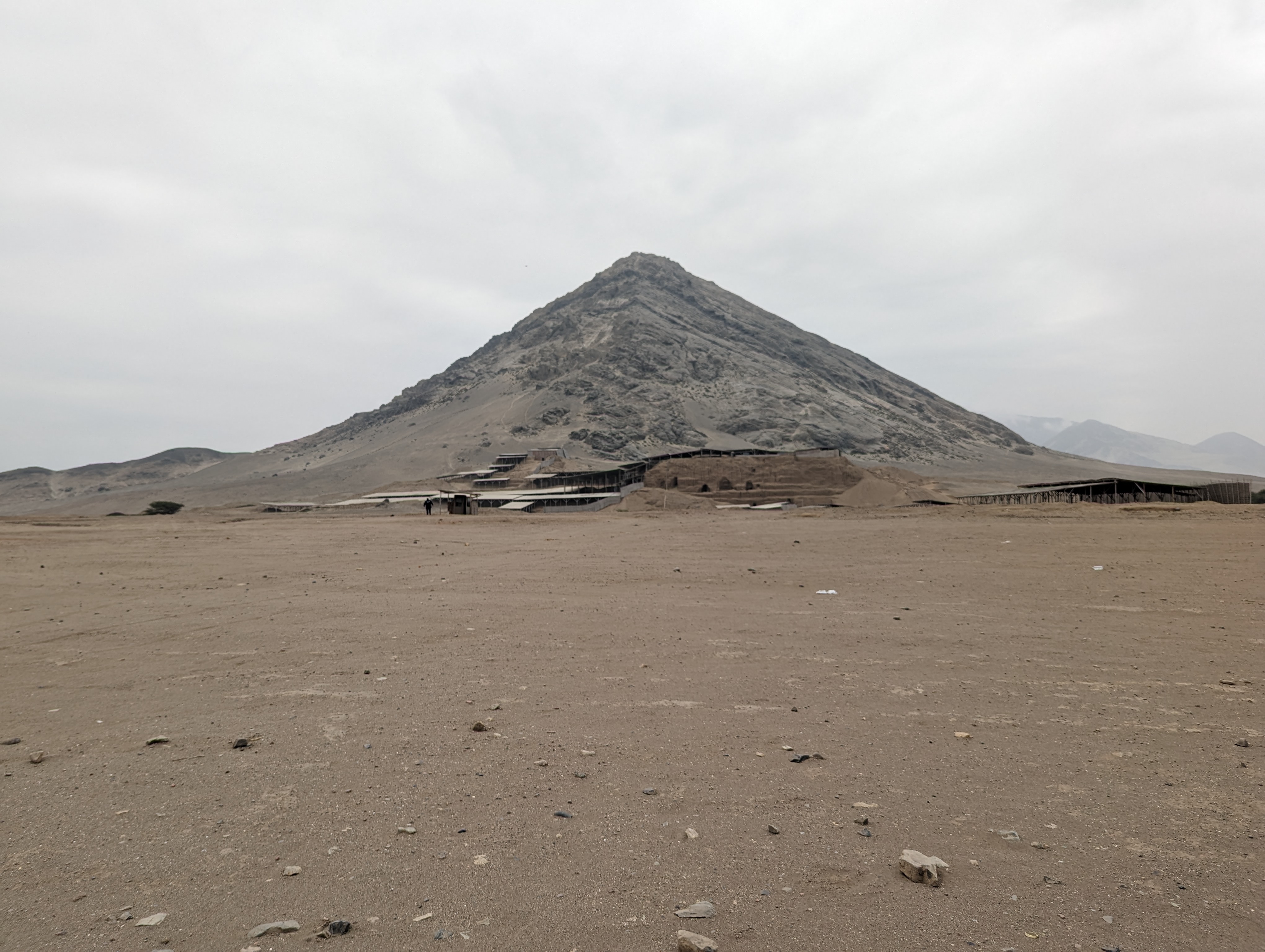 On the south, the city is bordered by the Moche River.  At the foot of the Cerro Blanco are the ruins of the Huaca de la Luna; the flats her