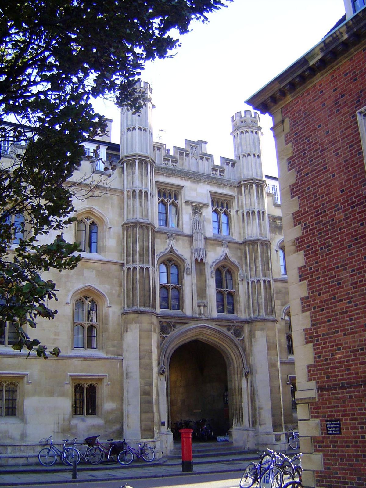 We're looking across Trumpington and at the entrance of Corpus Christi College.