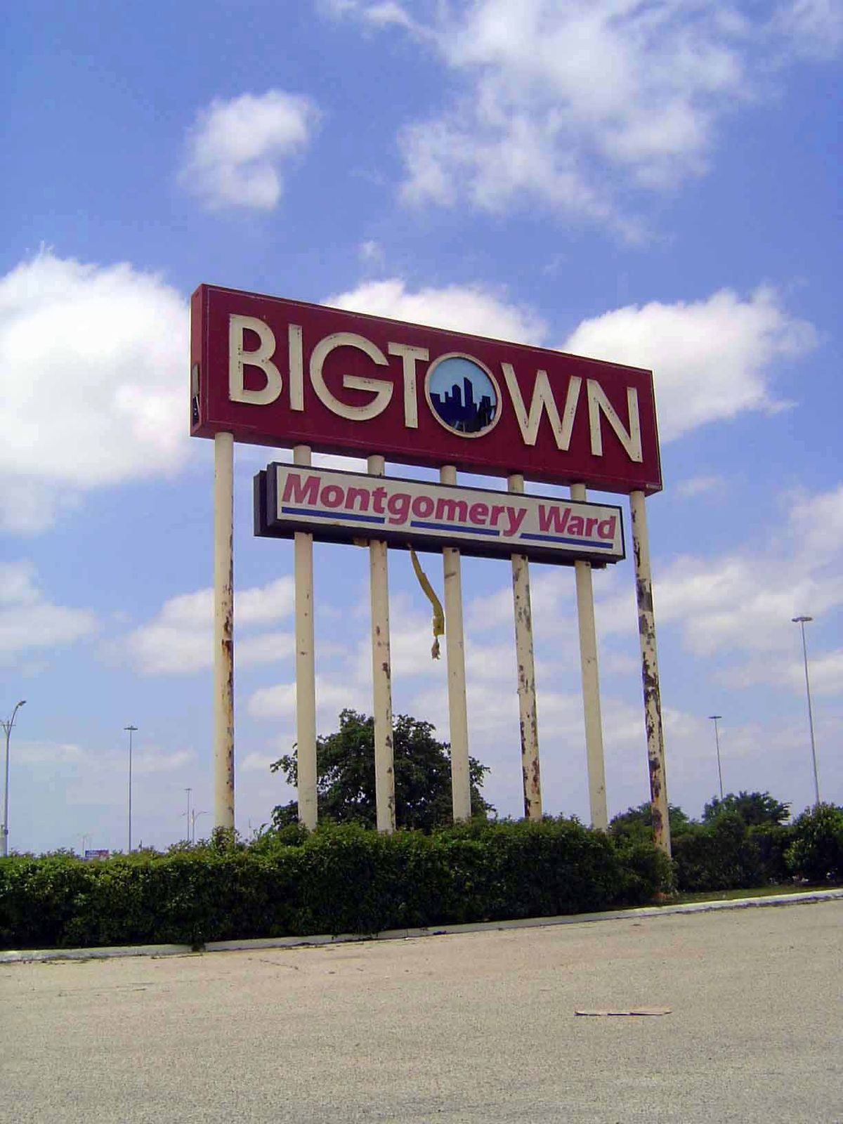 Fast forward to 1959, when Dallas got its first enclosed mall. Big Town's developer had just opened Denver's Lakeside Mall.