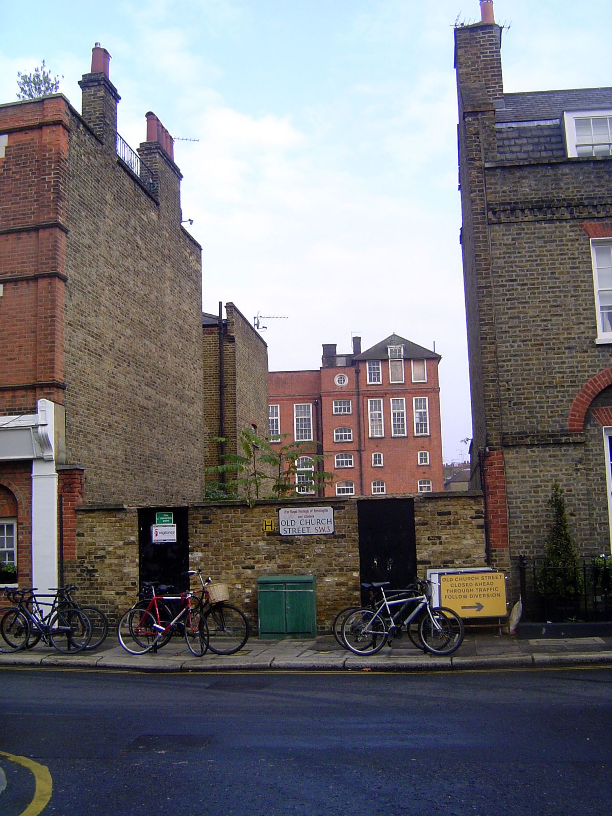There's an old school behind the wall. It's most recently been the Jamahuriya School.