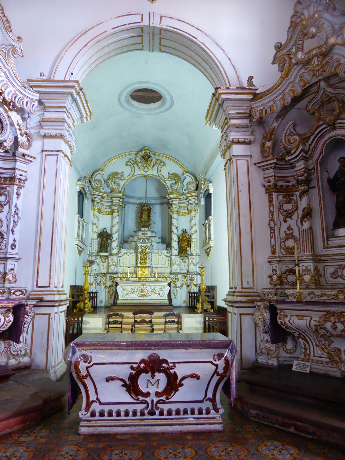 The main altar. The M presumably stands for Our Lady of the Snows. The name, which seems incongruous in tropical Brazil, refers to a snowfal