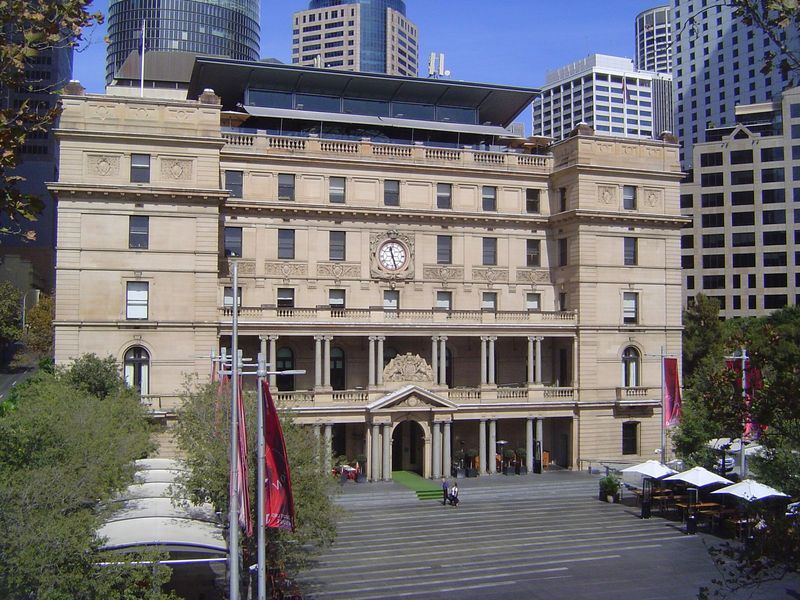 Another do-over. It's the Customs House, built originally in the 1840s but rebuilt in 1887. The top three floors were added in 1903. The bui