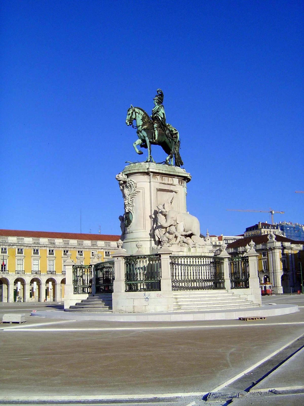In the middle of the square, a giant equestrian statue of José I was erected in 1775; the cast bronze weighed in at 80,000 pounds. At the ba