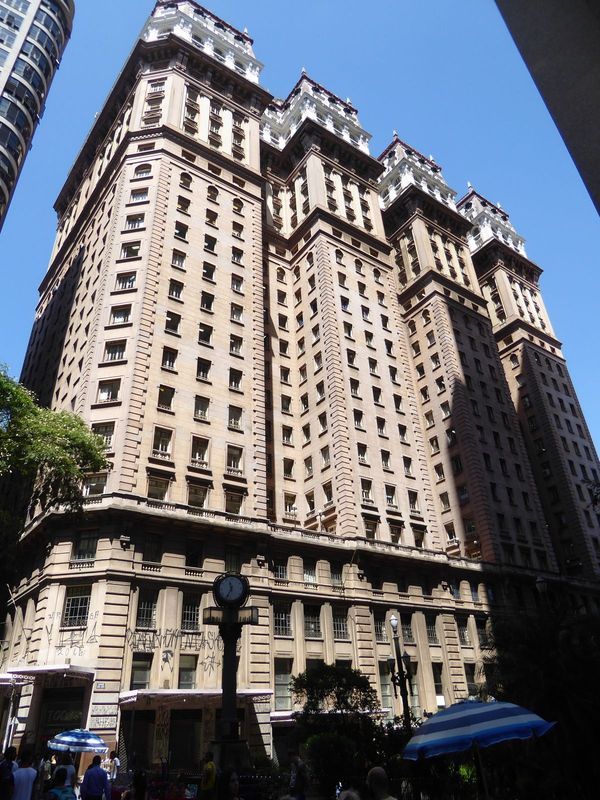 Here's the famous Edificio Martinelli, from 1929 and until 1936 the highest building in the world outside the U.S. The building had a Hungar