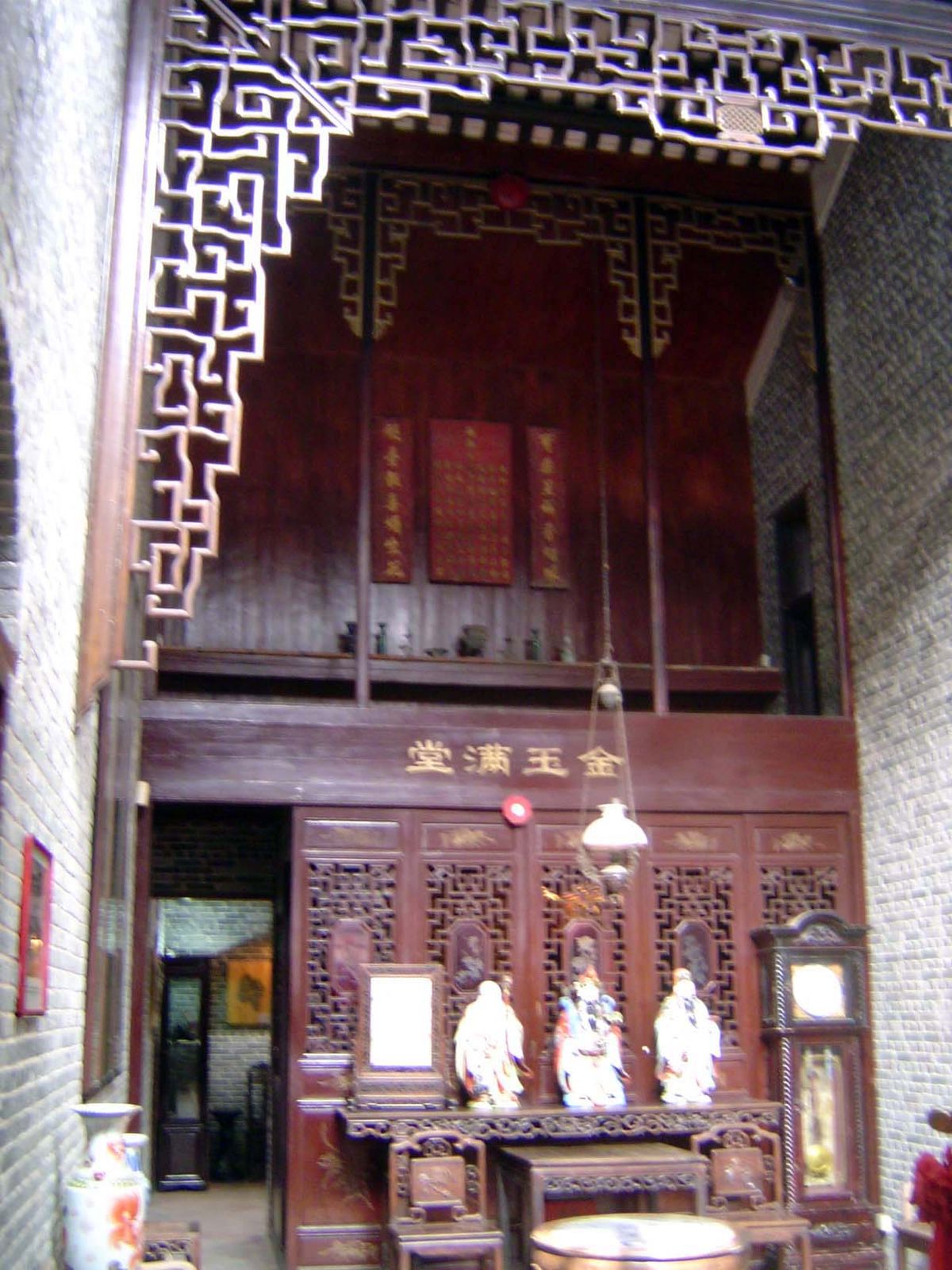 Ground floors can be subdivided with screens.