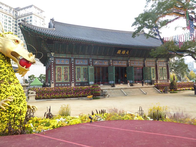 Still in Insadong, we're in front of the dharma hall of Jogyesa, head temple of the Jogye Order of Korean Buddhism. A temple has been here s