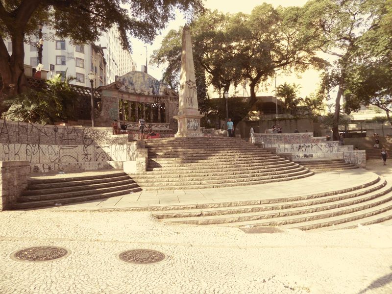 About 800 meters to the west, there's this monument, the Obelisk of Piques. From 1814, it's the oldest monument in the city and marks the ea
