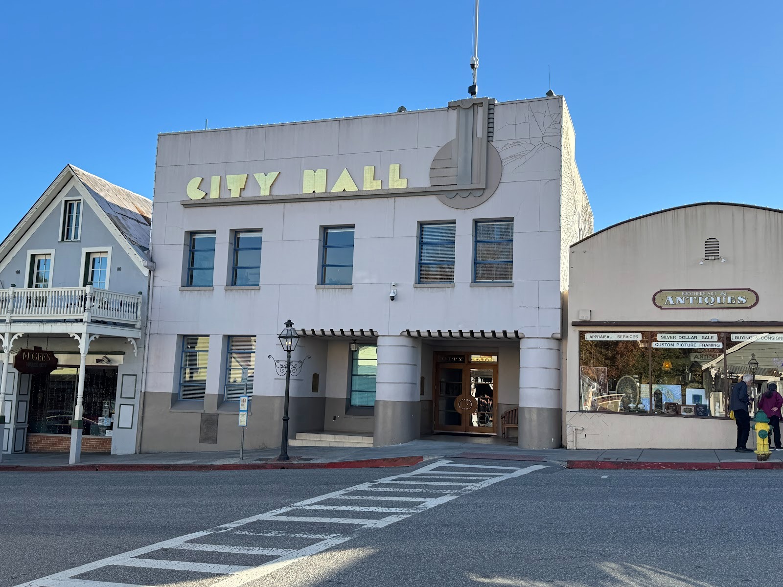 George Sellon, architect of the courthouse, also did the city hall.  He was the state architect for a while and designed parts of San Quenti