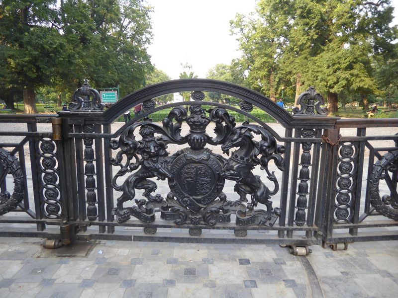Just across the way there's something that's aged much better: its one of the gates around the Victoria Memorial. Sure, it's a small detail,