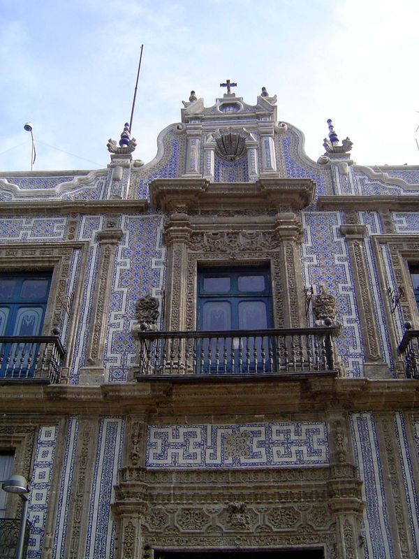 A departure from tradition, the Casa de Los Azulejos, or House of Tiles, was originally built in 1596 by the Counts of the Valley of Orizaba