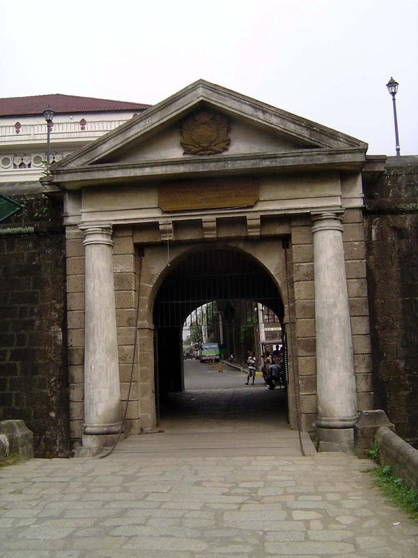 The Puerta da Santa Lucia dates from the early 1590s, when Governor Gomez Perez Dasmarinas was governor and captain-general of the Philippin