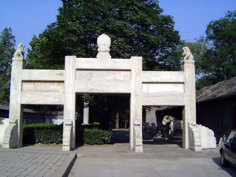 The main entrance, on a path heading north, is a linteled star gate lingxingmen, more popularly called a Dragon and Phoenix Gate longfengmen