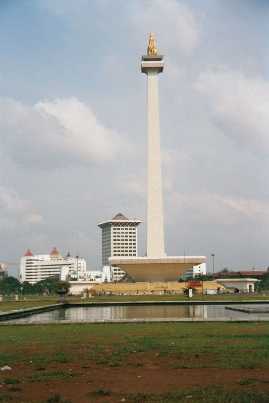 When Governor-General Daendels moved his capital inland from the old Kota, he laid out a great square, the Koningsplein, now the Medan Merde