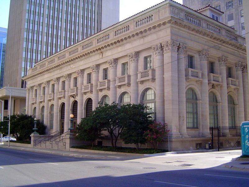 The former main post office, since 1958 a sub-office. The new main office, utterly undistinguished, is down on South Sixth in such a remote 