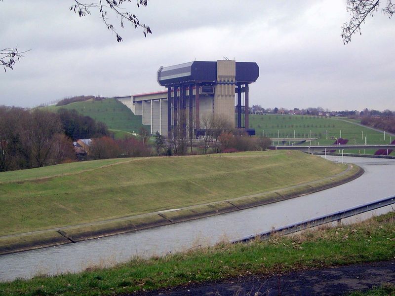 And here, neatly housed, is L'ascenseur funiculaire de Strépy-Thieu, its left or north caisson in the "up" position.