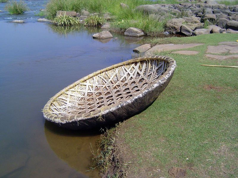 The boats have not changed since Domingo Paes wrote about them in the 1530s. "People cross to this place by boats which are round like baske