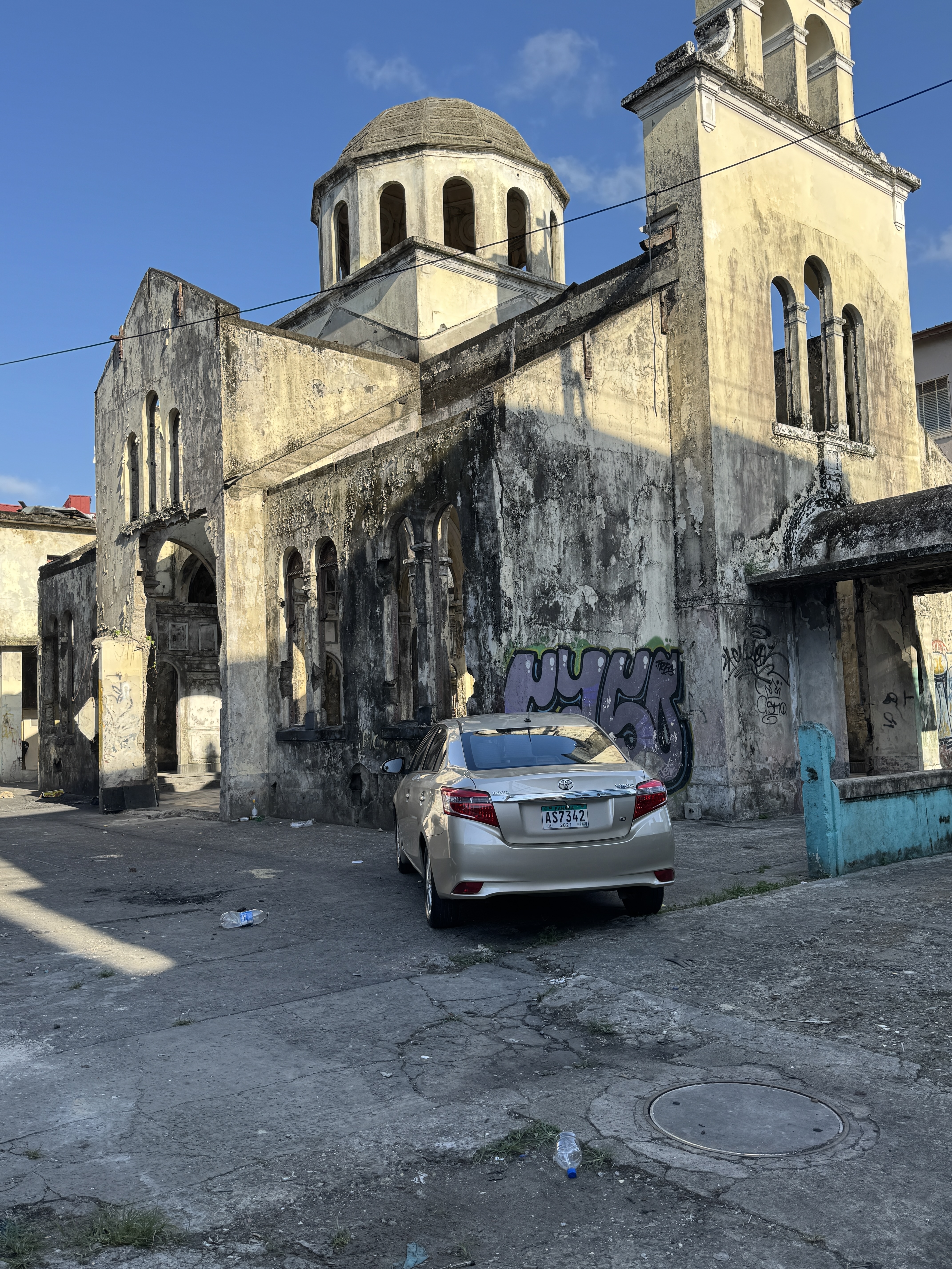 Here's another empty building of similar vintage.  Greek Orthodox? A synagogue?