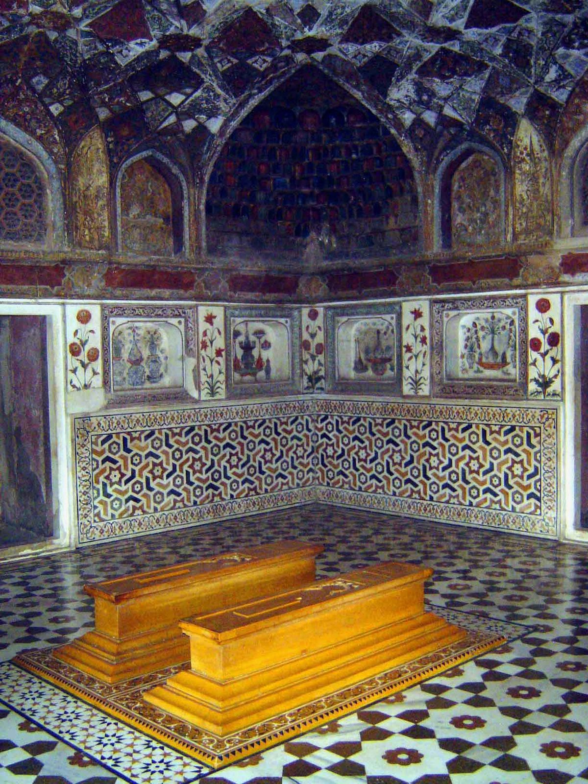A view of the walls and ceiling decoration.