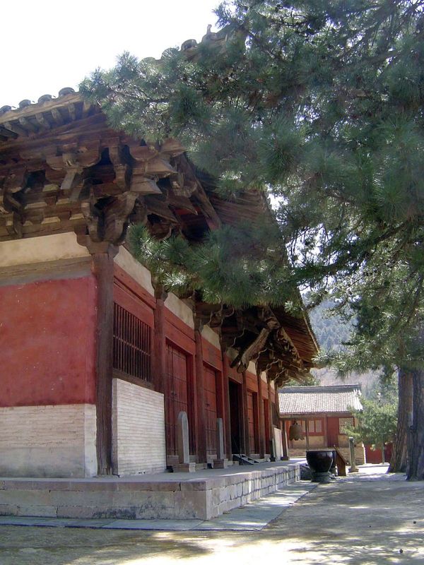 Facade of Foguangsi. Liang wrote, "The temple stands on a high terrace on the mountain facing a large courtyard in front and framed by twent