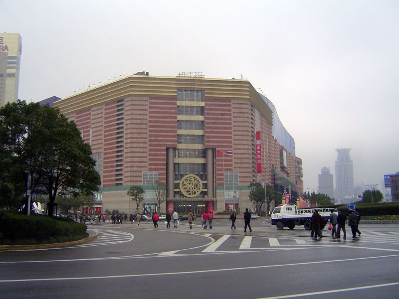 Let's shop! It's in Lujiazui, close to the Oriental Pearl tower. Name: Super Brand Mall. Owner: Thailand's Charoen Group.