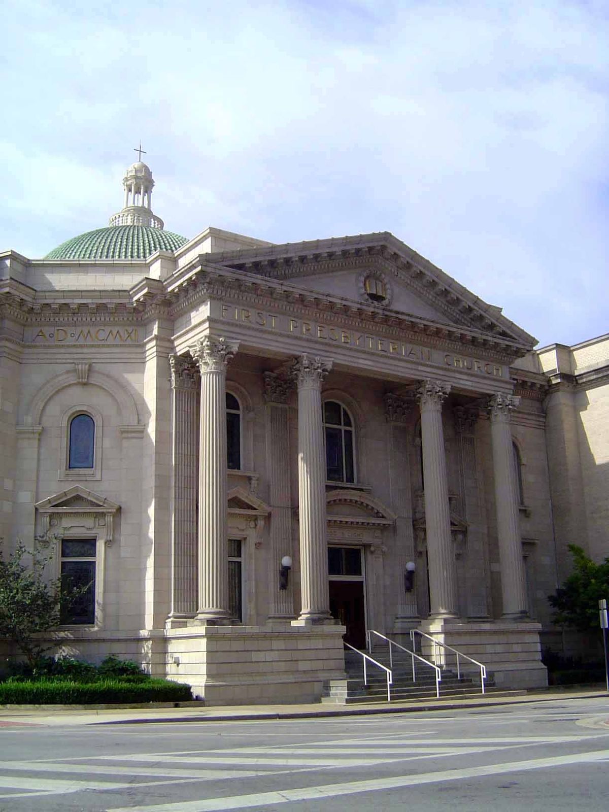 On the south side of downtown, on Harwood at Wood, the First Presbyterian of 1913 boasts monolithic limestone columns from Indiana.
