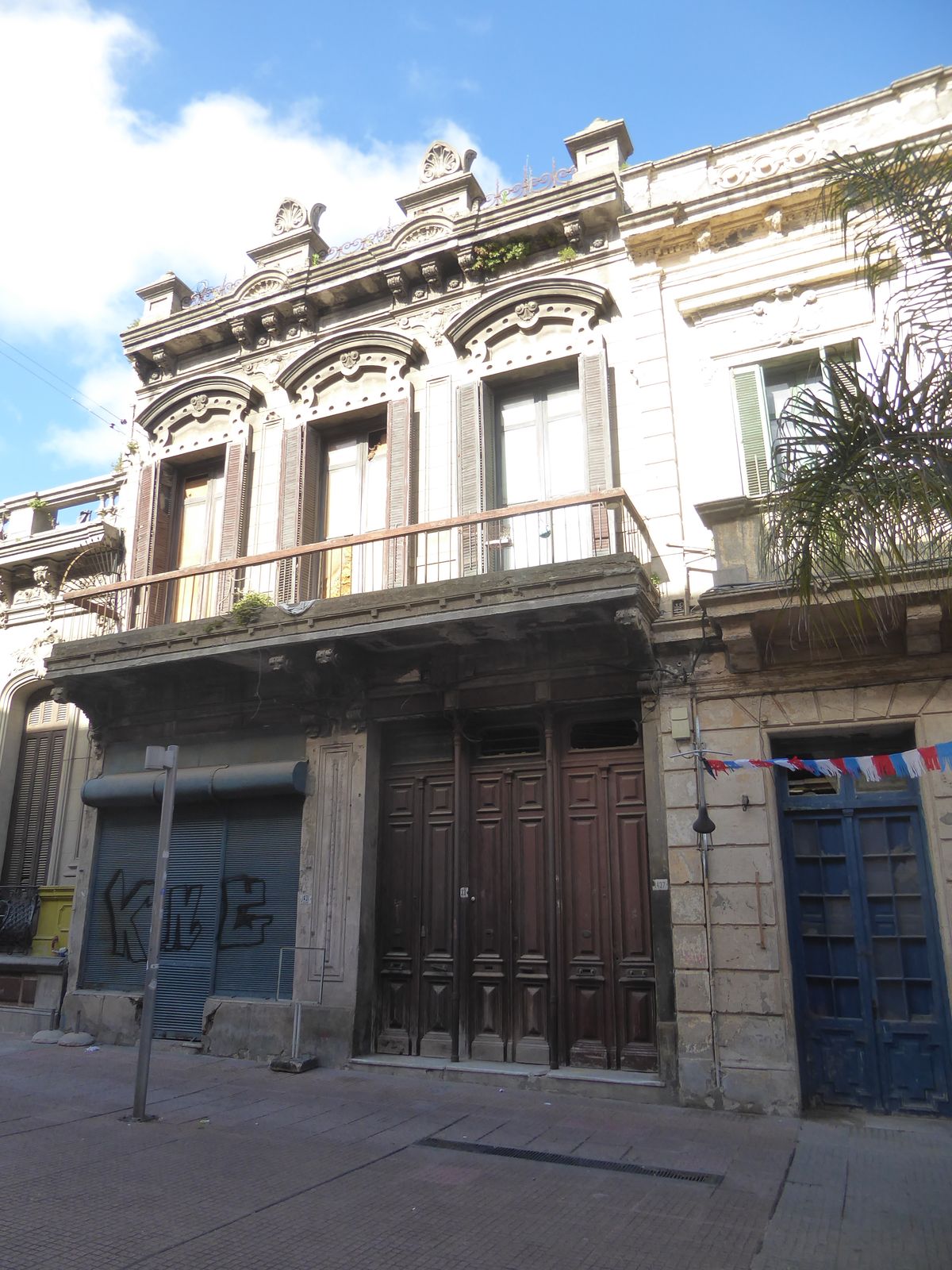 We're still on the same street and just above 25 de Mayo, a name that echoes the first attempt, in 1810, at escaping Spanish rule. The build