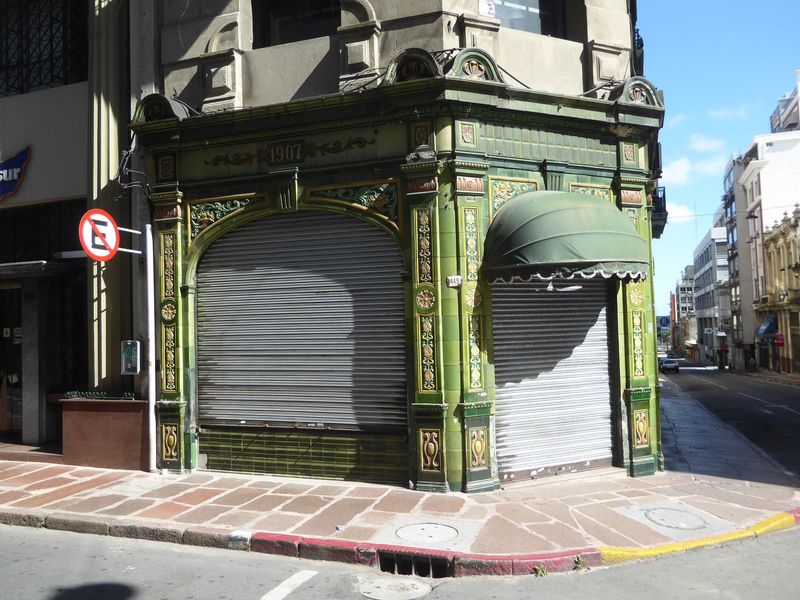For ten years after its construction in 1907 this was a pharmacy. Isn't green majolica an odd choice for a shop selling medicine? Anyway, si