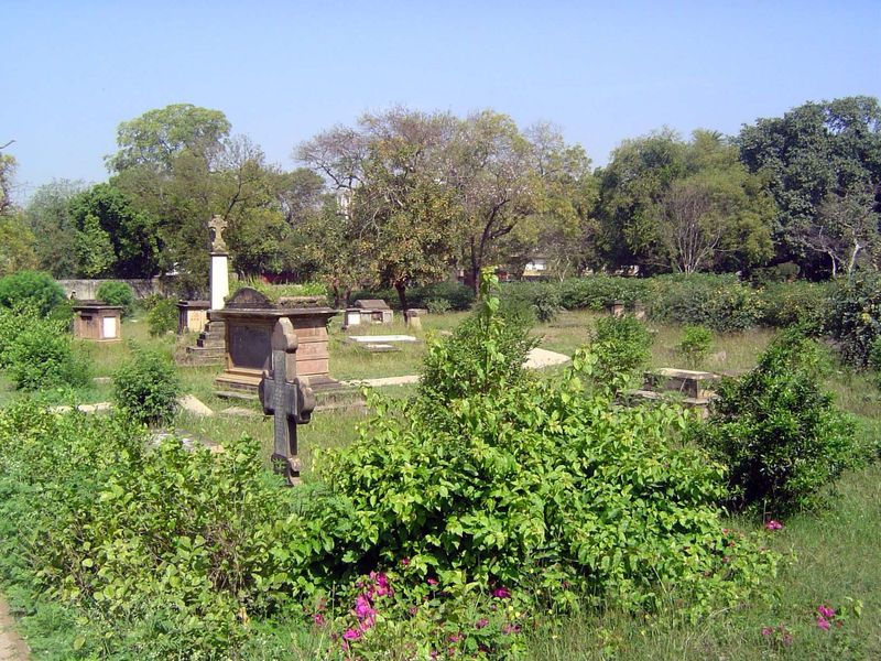 The Residency cemetery has 2000 graves.