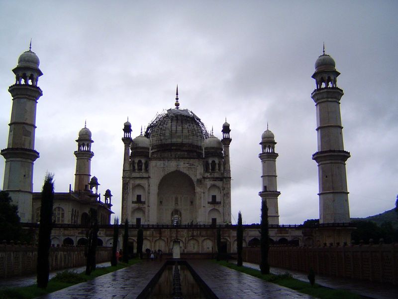 Although tourists arrive chiefly to see the caves at Ellora, the city has its own chief attraction, the Bibi ka Maqbara. It's the tomb of Ra