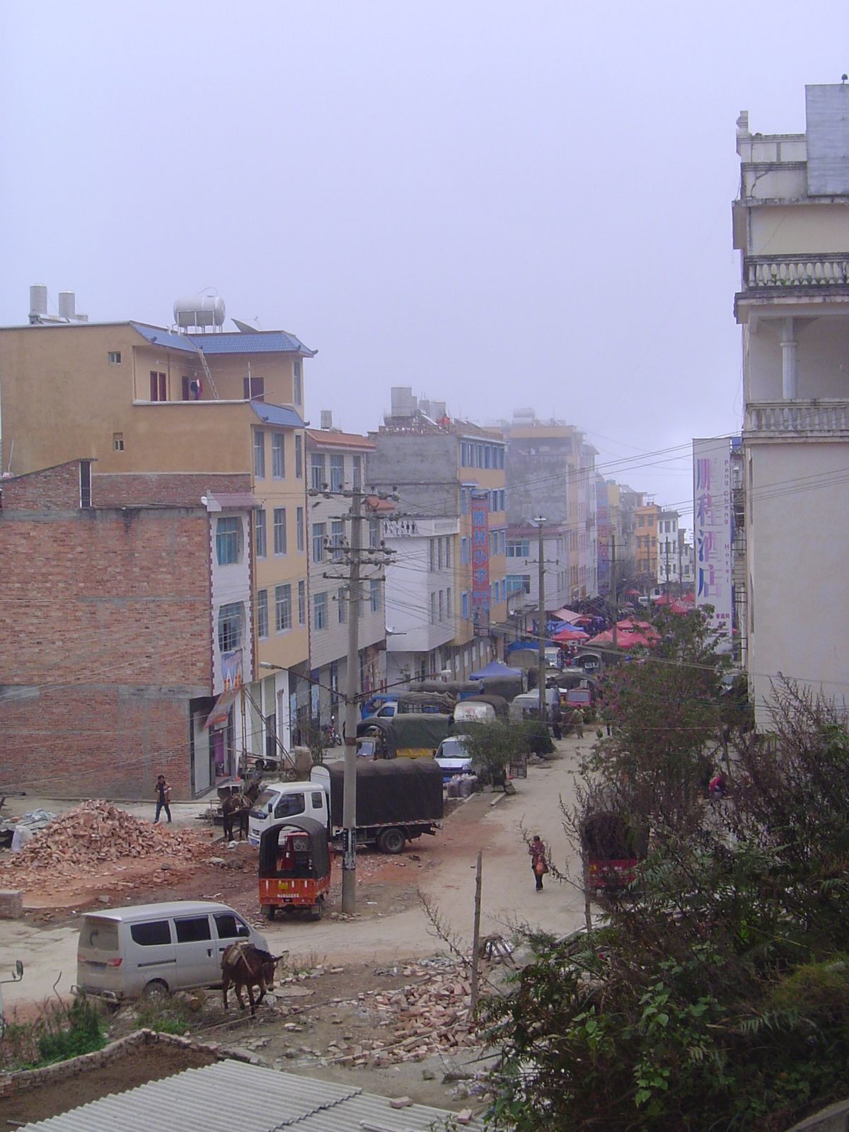 We're in a new town, Shengcun, created as a government center and smack within the UNESCO area. Bravo! Ever read Chinese Shadows, by Simon L