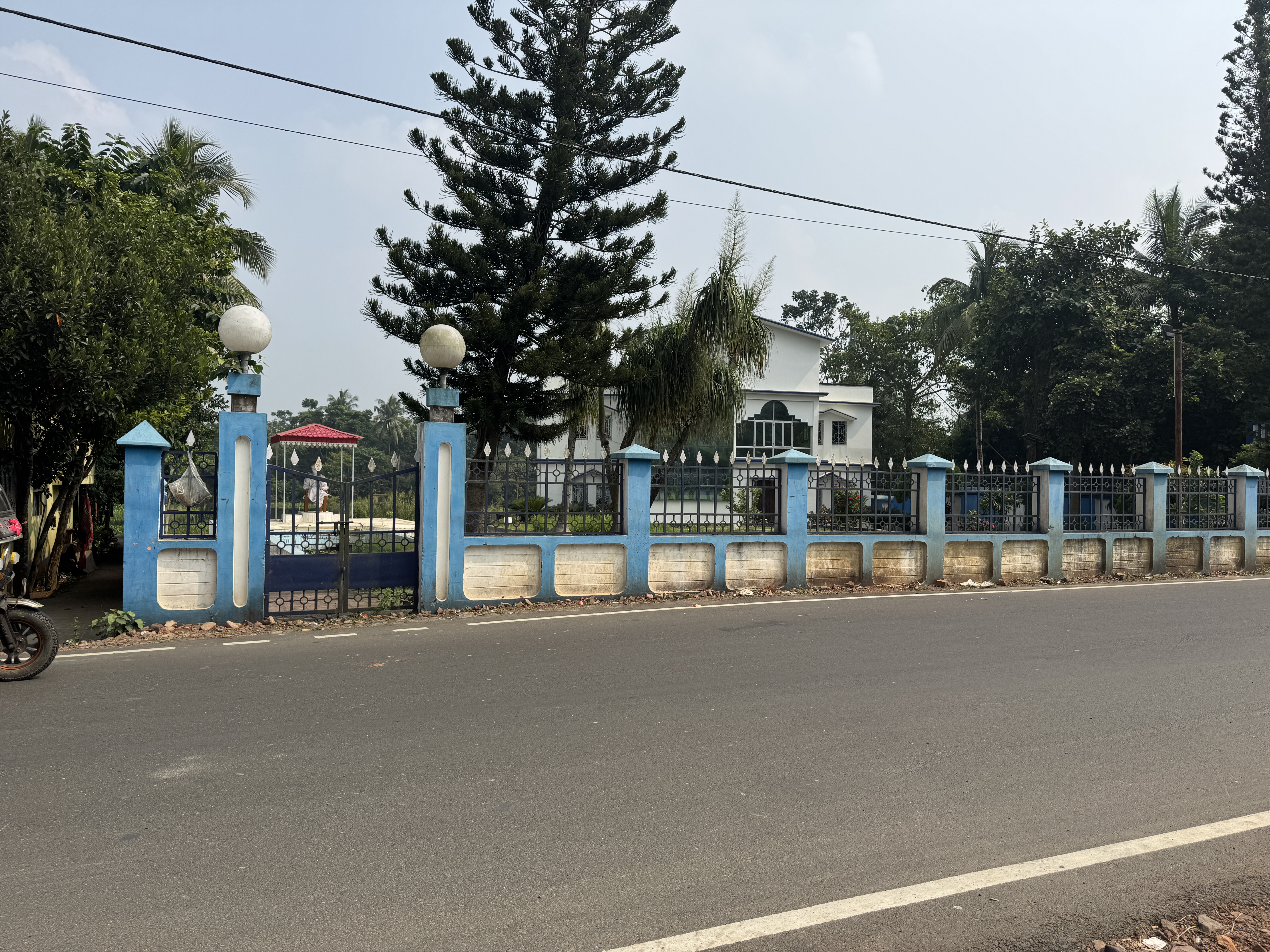 Off to the left and in less than a mile we come to the village of Barakpur and the Bibhutibhushan Memorial Park.  What's there?  I'll never 