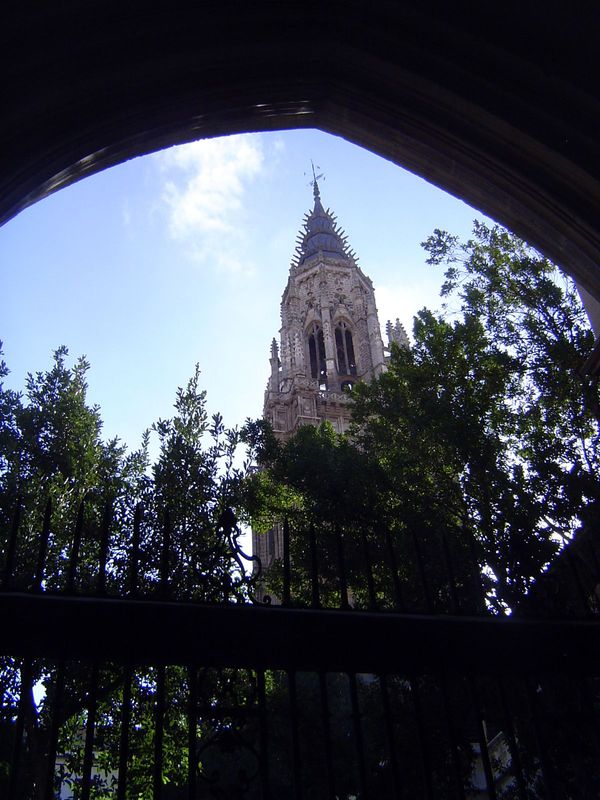 The cloister was erected by Archbishop Tenorio between 1389 and 1425 on the site of a Jewish market. Ford is not shy about commenting on the