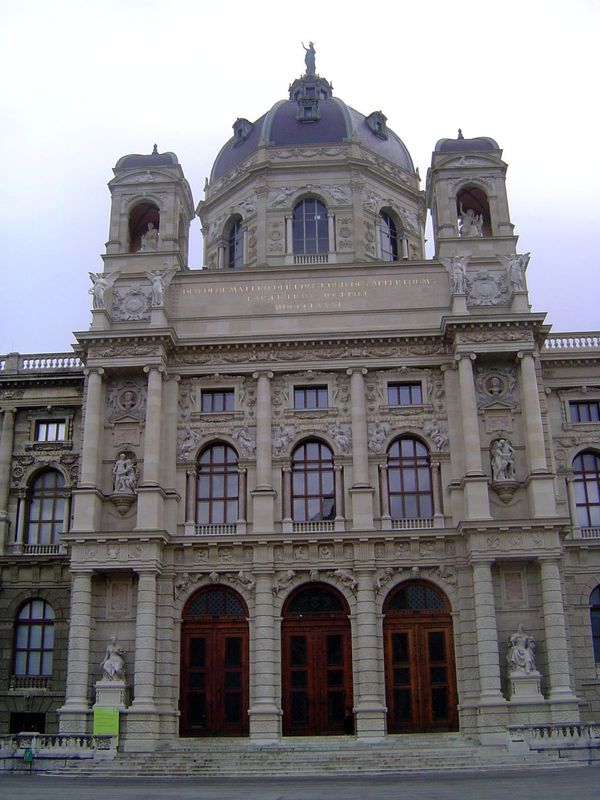 Facing the palace across the Ringstrasse is a matching pair of museums. This is the art museum, designed by Gottfried Semper and Karl von Ha