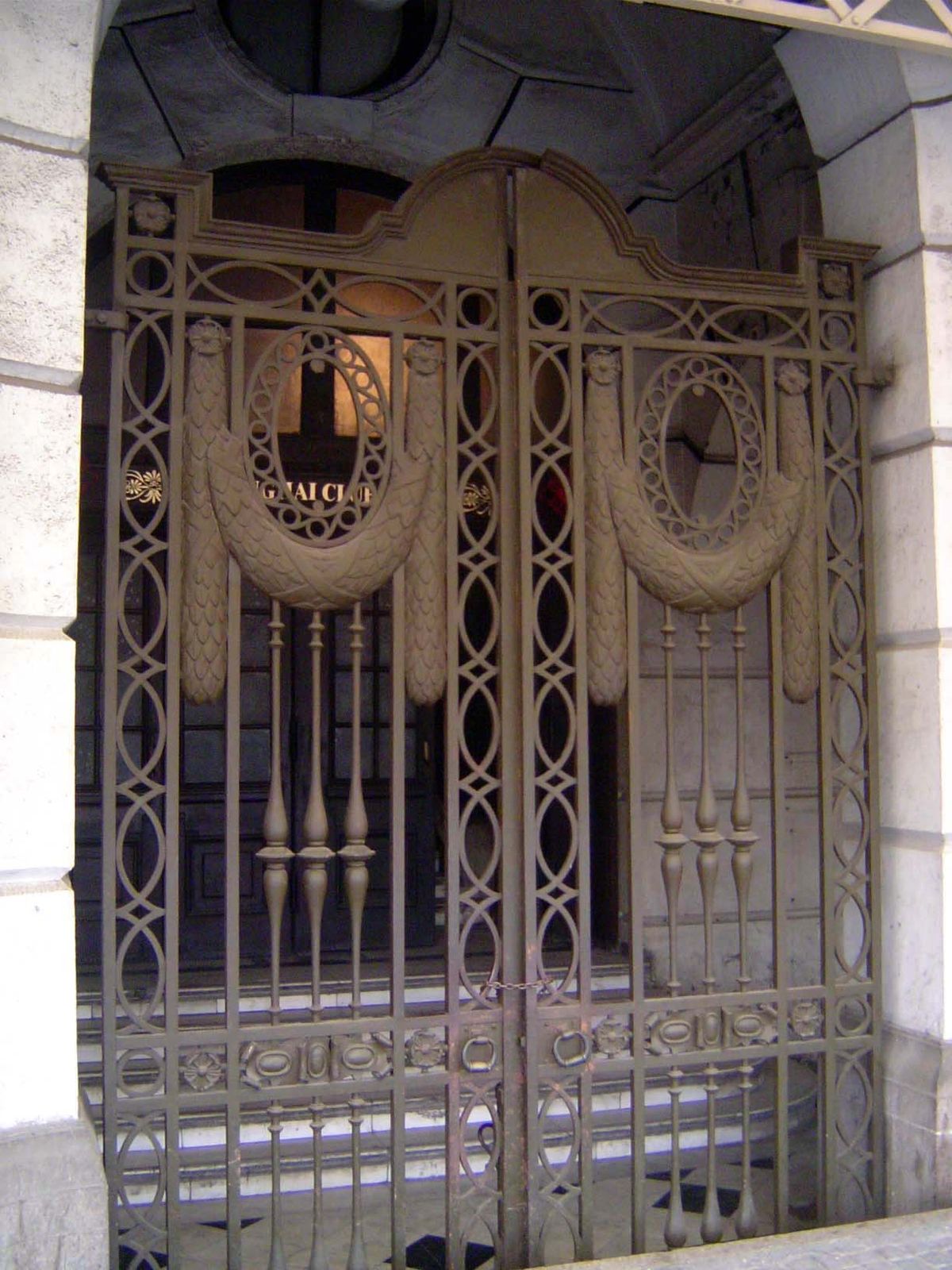 Club entrance, showing subsidence. The building now houses a Hilton Waldorf-Astoria hotel.