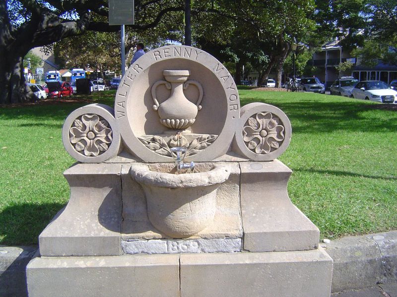 At one end of the green, there's a fountain from 1869. Remember that statue of Mort? Next to it there are some sandstone gate posts that als
