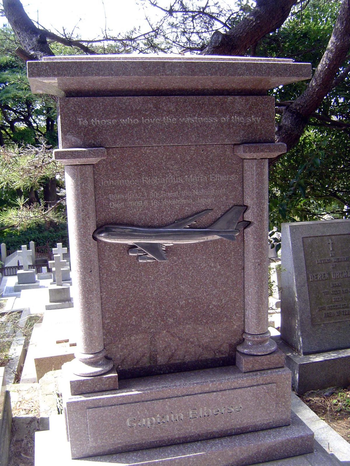A happier ending: the tombstone of Jan Elberse, a Boeing 747 captain who, before retiring, flew for JAL. Could be, of course, that he's just