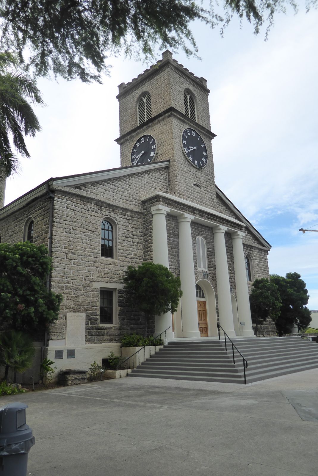 Yes, yes: those were missionary houses next door to this, the Congregational church dedicated in 1842. It's built of coral blocks, too.