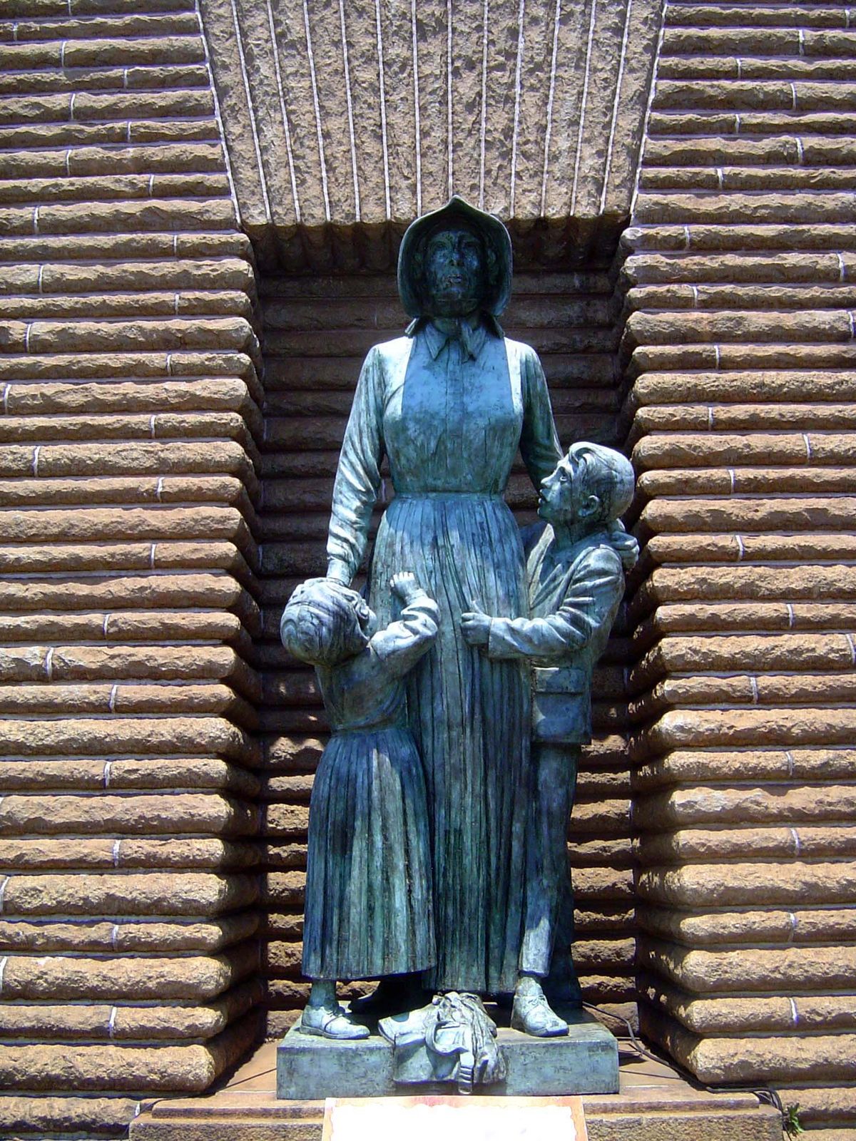 At the entrance, an iconic but almost faceless pioneer woman. The sculptor, Anton van Wouw, had previously made the statue of Kruger back in