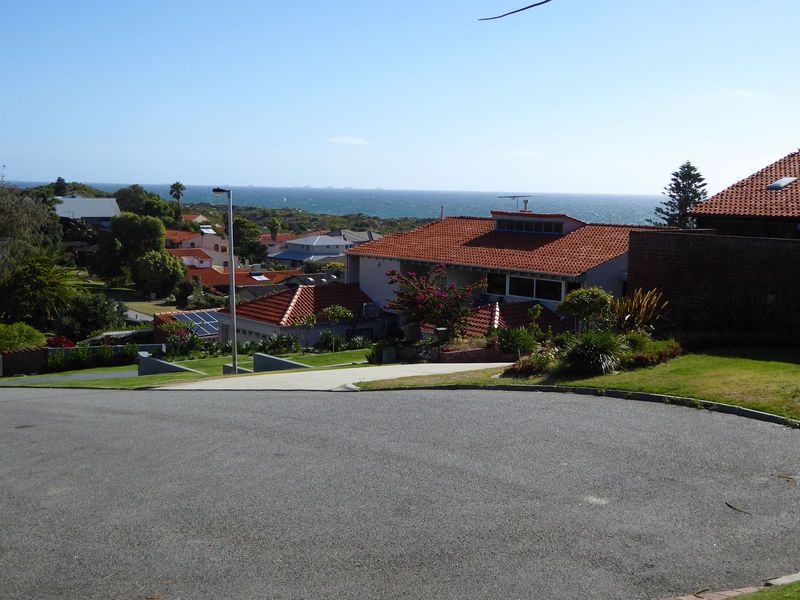 But there are also lots of houses built with an eye to the sea. In the distance, you can see several ships at anchor off Fremantle.