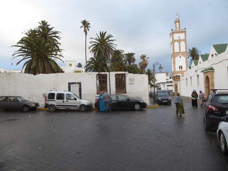 The building peeps over the wall. The minaret belongs to the mosque of Ould el-Hamra, constructed by order of Muhammad bin 'Abdallah.