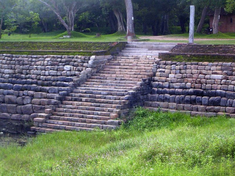 Anuradhapura also had two much bigger ponds, only one of which has been excavated. The treatment of walls is very different.